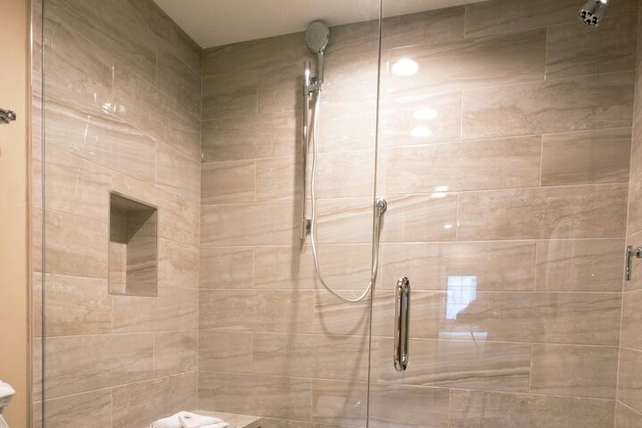 1 Bdrm Luxury Suite - Ensuite Bathroom