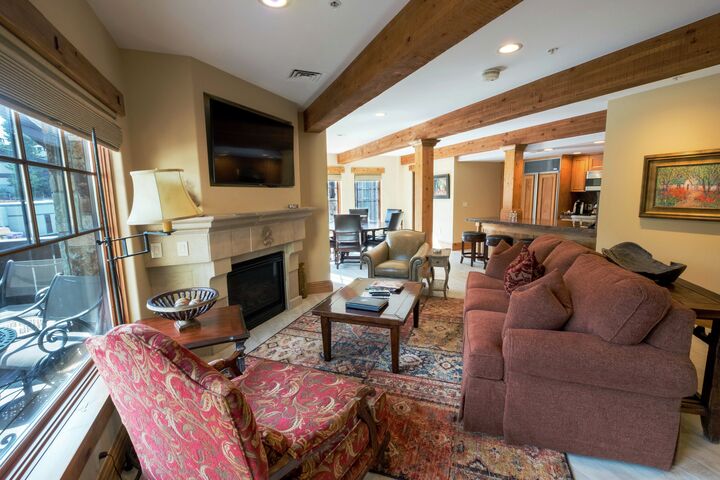 1 Bdrm Luxury Suite - Living Area, Dining Area & Kitchen