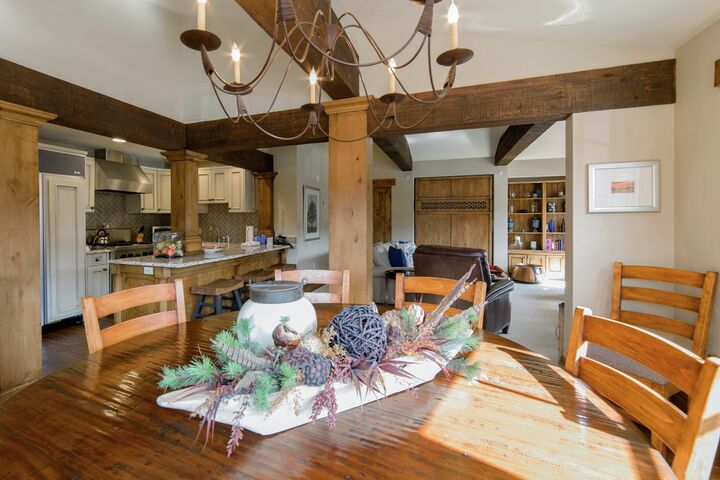 3 Bdrm Luxury Suite - Dining Area