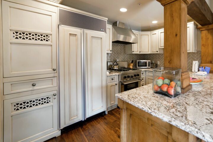 3 Bdrm Luxury Suite - Kitchen