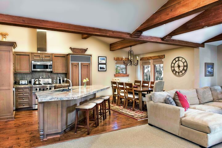 3 King, Queen/Queen - Dining Area & Kitchen