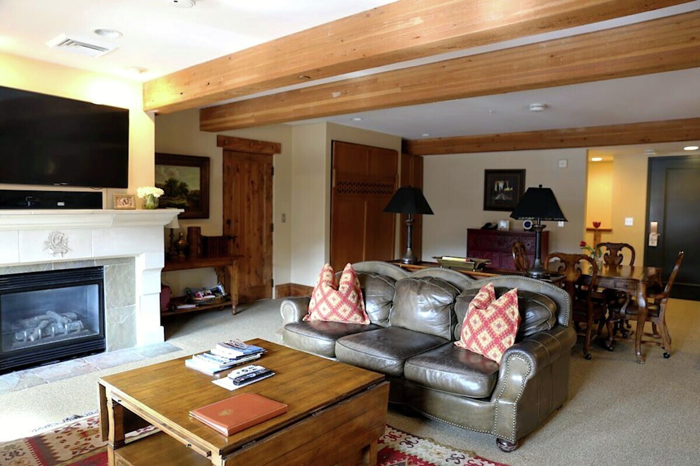 2 King, 2 Queen/Queen - Living Area
