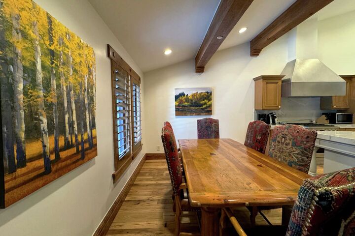 4 Bdrm Deluxe Suite - Dining Area