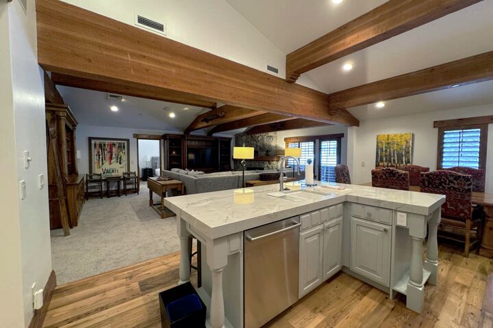 4 Bdrm Deluxe Suite - Kitchen, Dining Area & Living Area