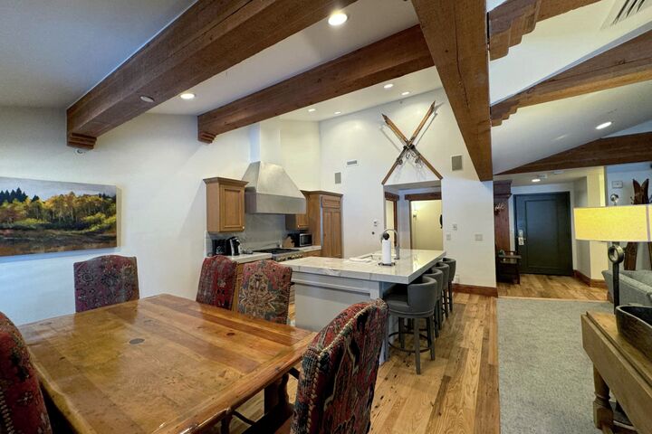 4 Bdrm Deluxe Suite - Dining Area & Kitchen