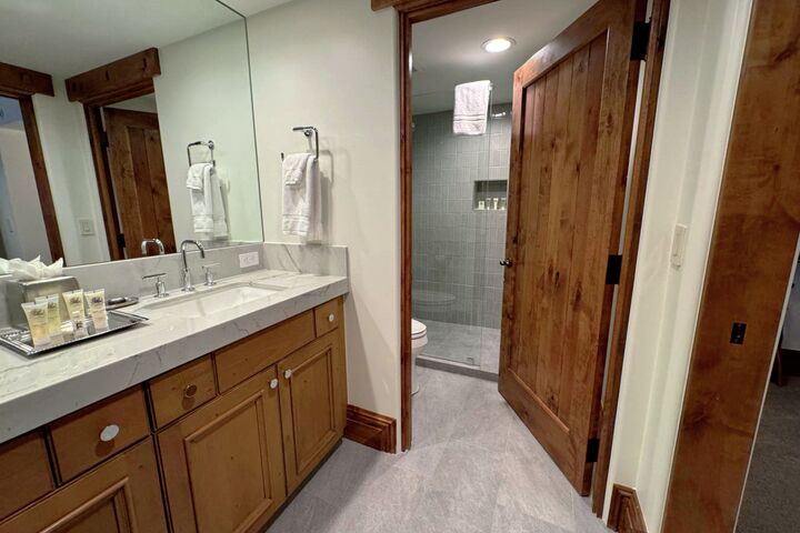 4 Bdrm Deluxe Suite - Bathroom