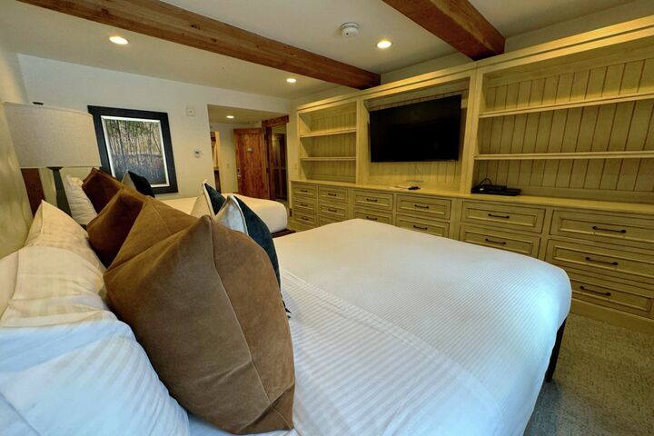 4 Bdrm Deluxe Suite - Bedroom