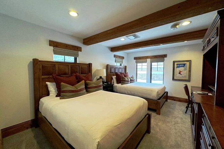 4 Bdrm Deluxe Suite - Bedroom