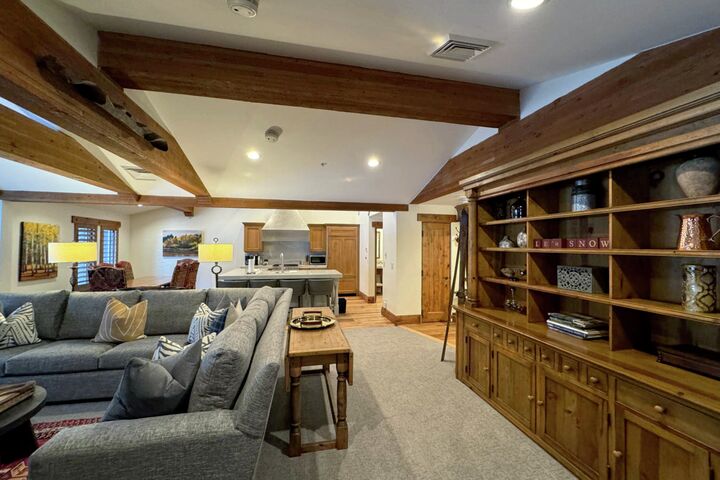 4 Bdrm Deluxe Suite - Living Area, Dining Area & Kitchen