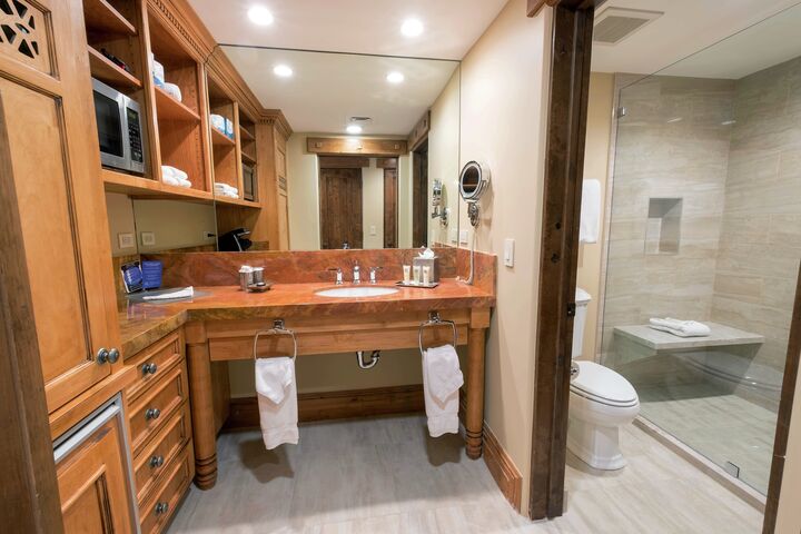 1 Bdrm King Suite - Ensuite Bathroom