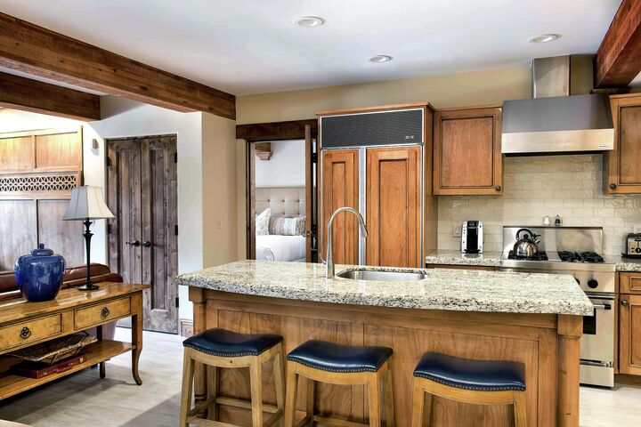 1 Bdrm King Suite - Kitchen