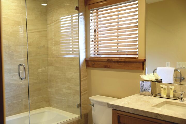 Deluxe Studio - Studio Bathroom