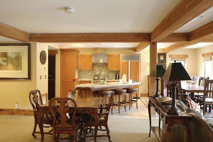 Deluxe Studio - Studio Dining Area