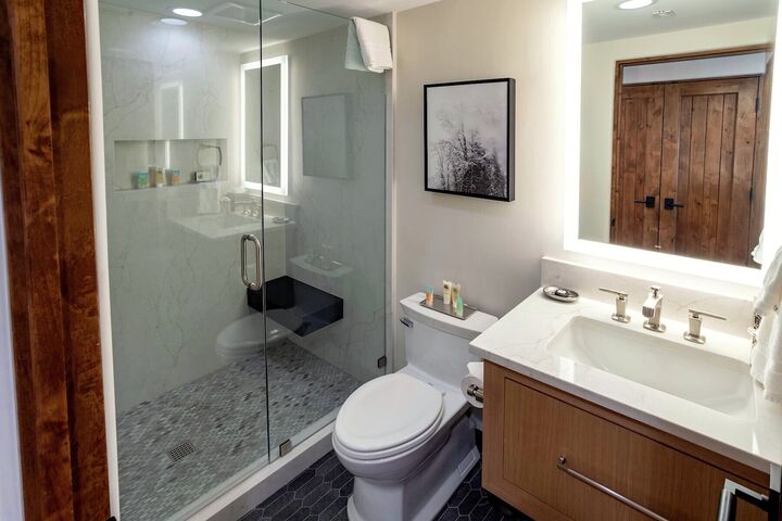 Hotel QQ - Two Queen Room Bathroom