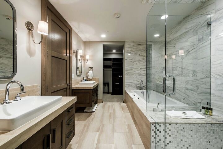 5 Bdrm Premium Suite - Ensuite Bathroom