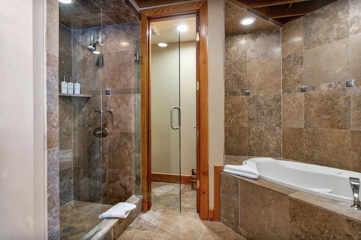 #1358 - Master Ensuite Bathroom