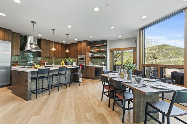 Dining Area & Kitchen