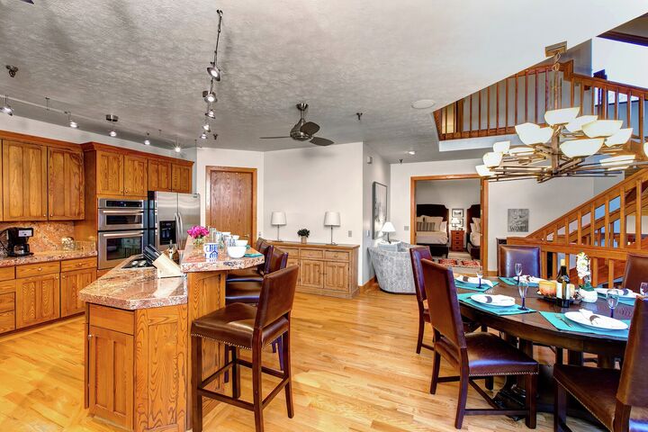 Dining Area & Kitchen