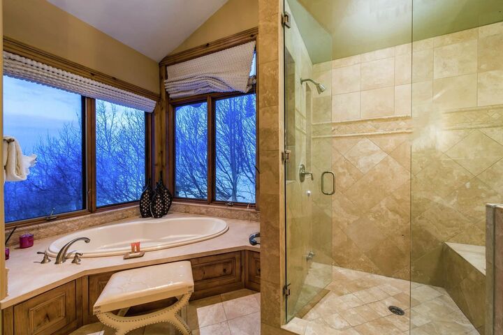 7 Bdrm 6.5 Bath HT - Master Ensuite Bathroom