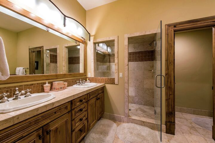 7 Bdrm 6.5 Bath HT - Ensuite Bathroom