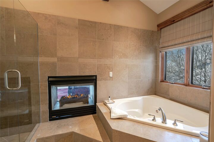 7 Bdrm 6.5 Bath HT - Ensuite Bathroom