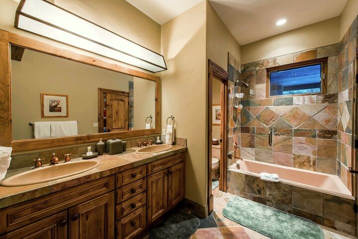 7 Bdrm 6.5 Bath HT - Ensuite Bathroom