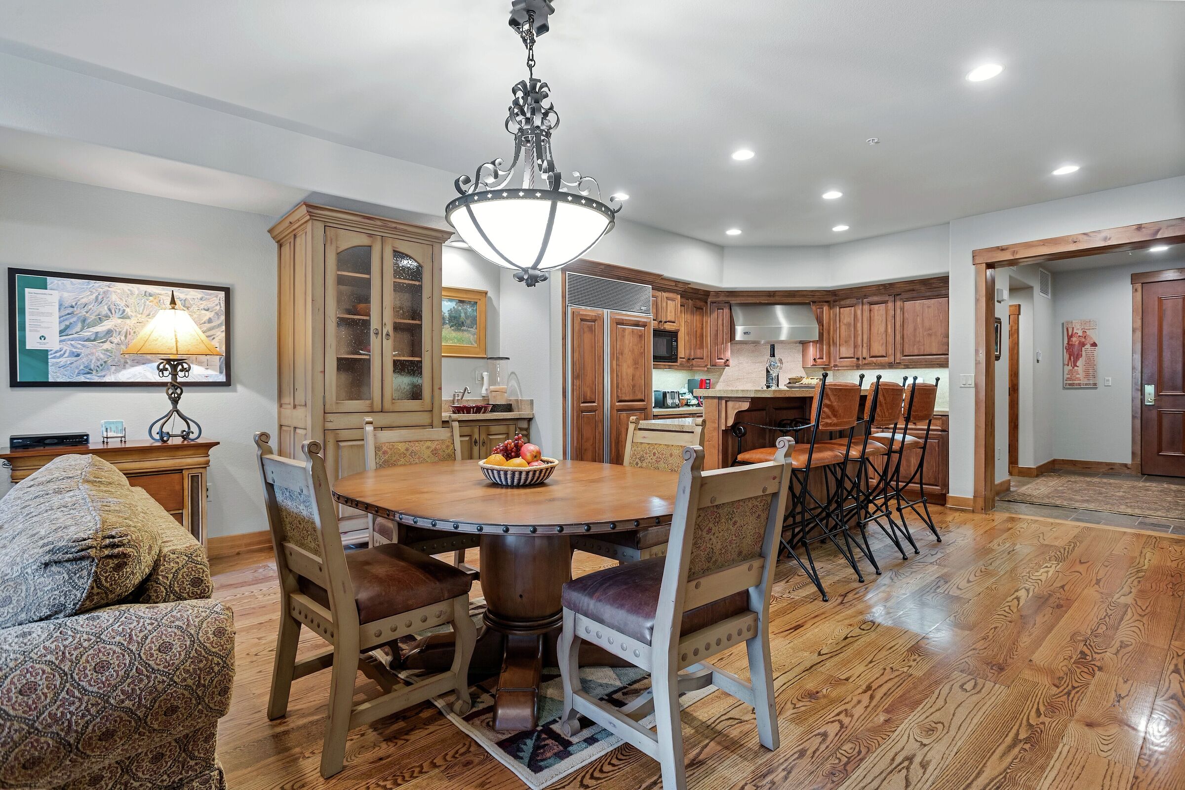 Dining Area & Kitchen