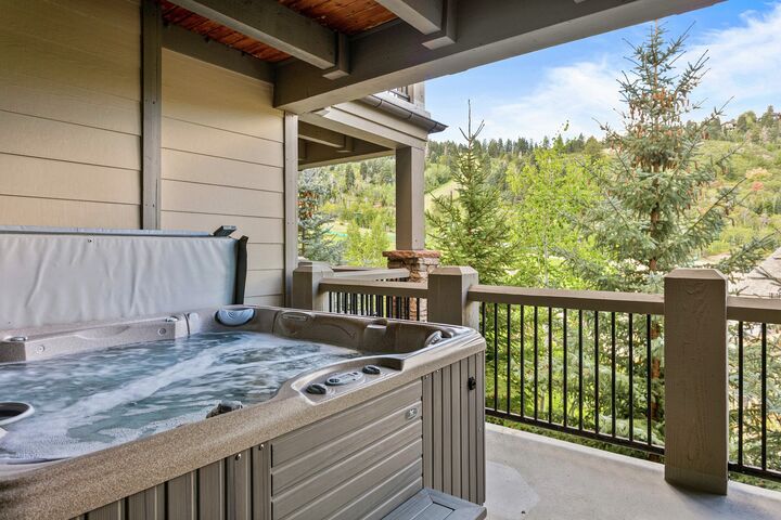 Balcony with Hot Tub