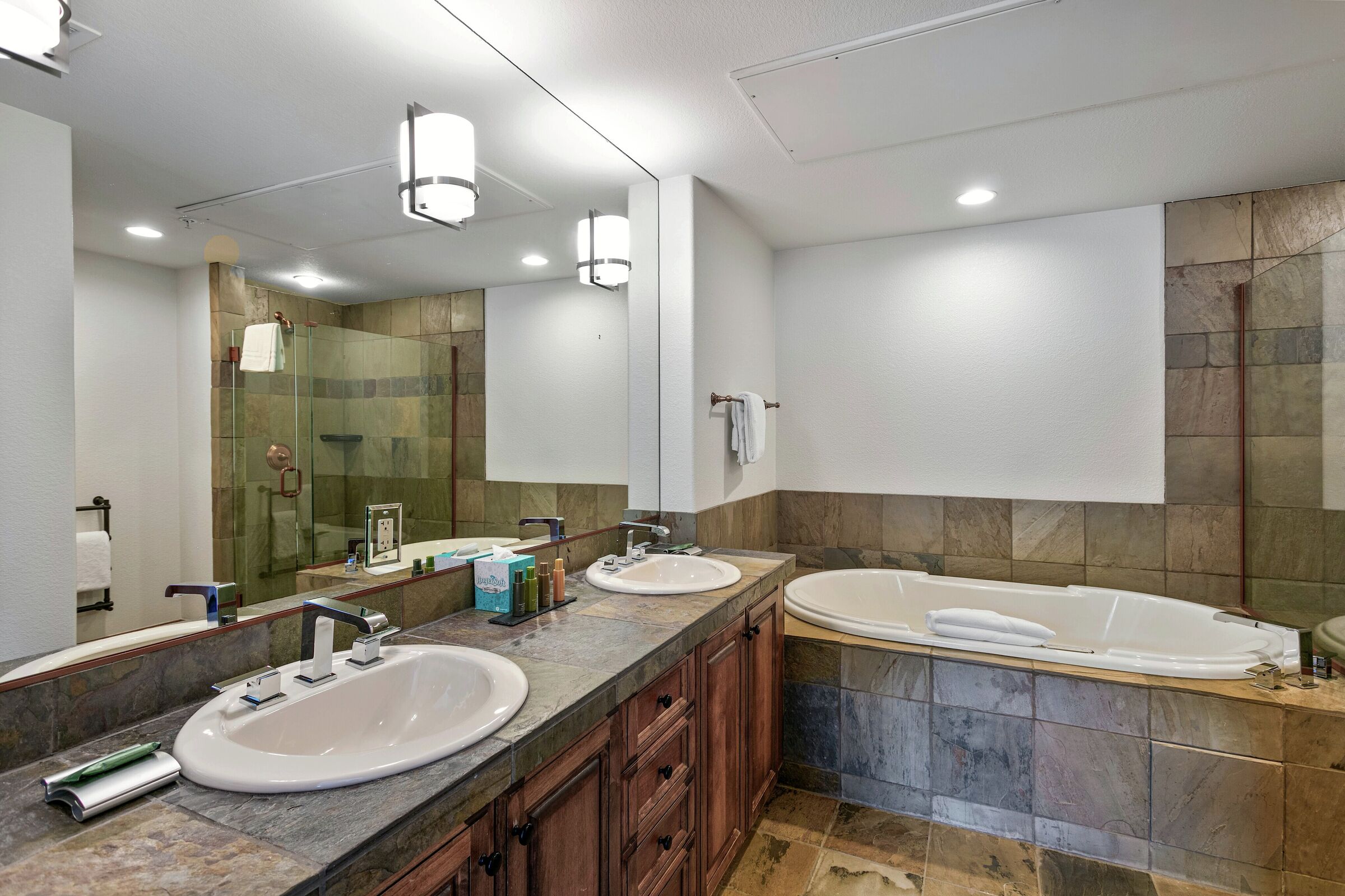 #121 - Master Ensuite Bathroom