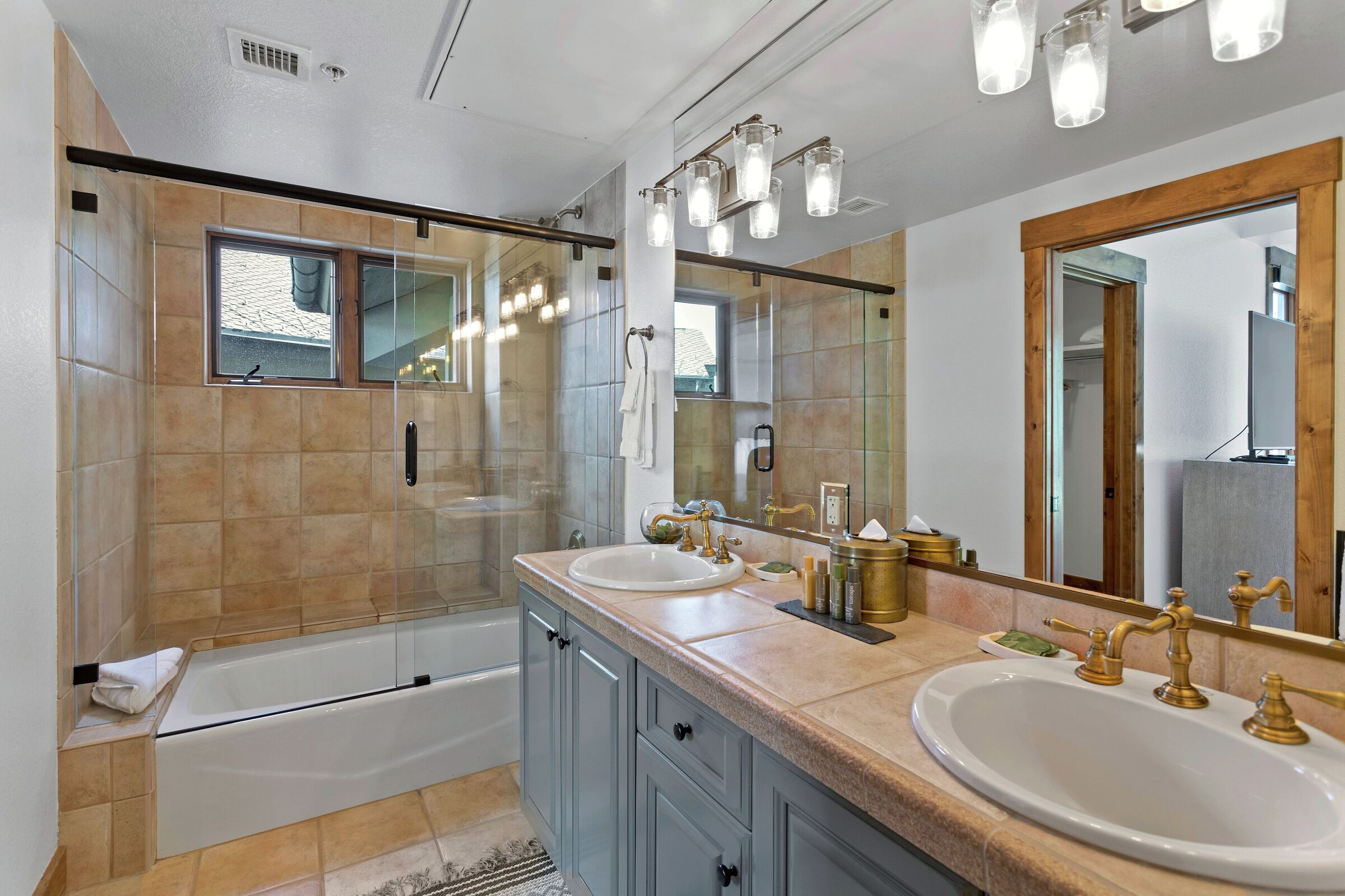 #231 - Ensuite Bathroom