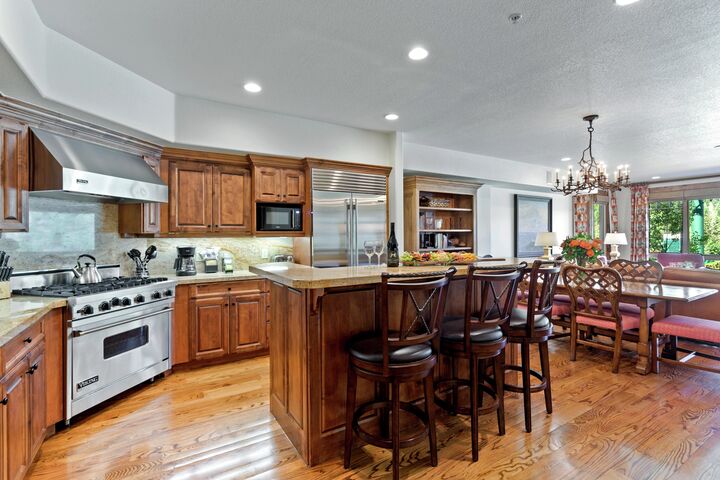 Kitchen & Dining Area