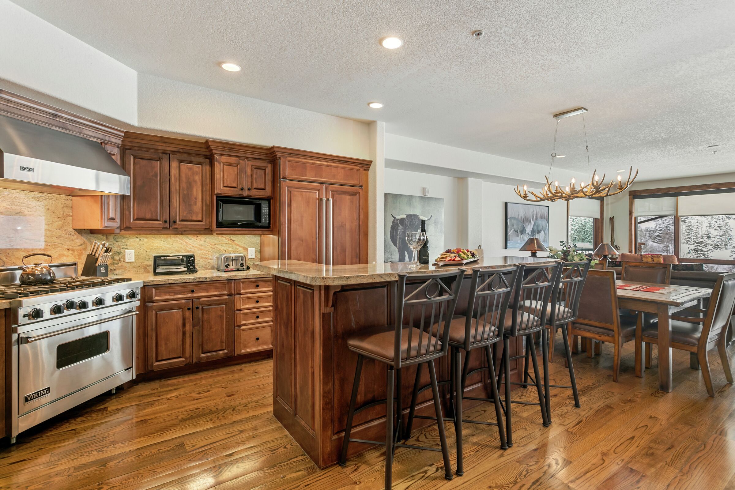 Kitchen & Dining Area
