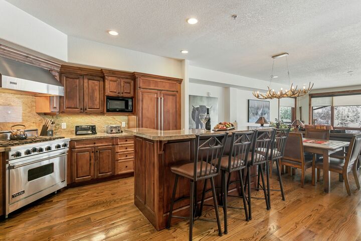 Kitchen & Dining Area
