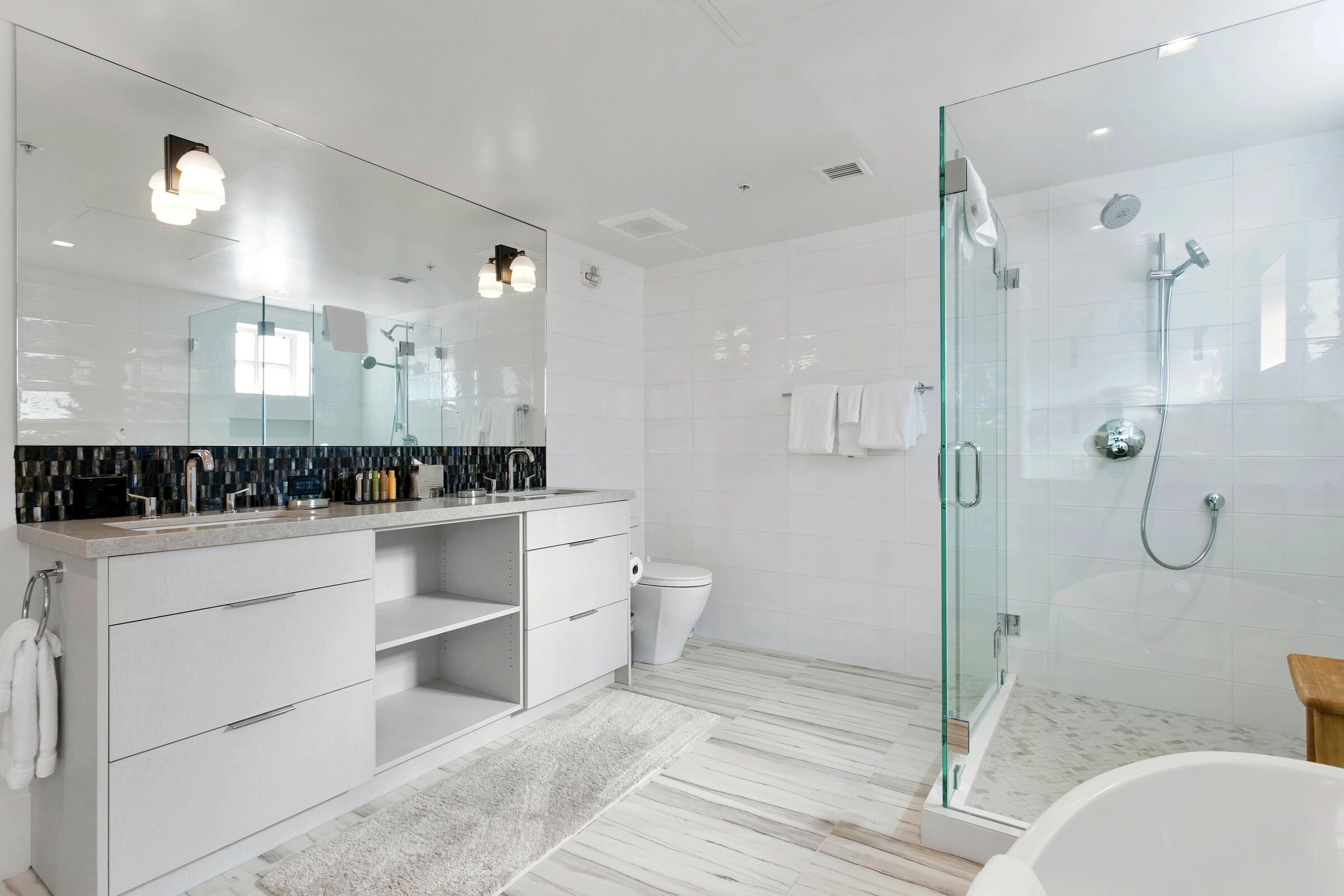 Deluxe Hotel Room Bathroom