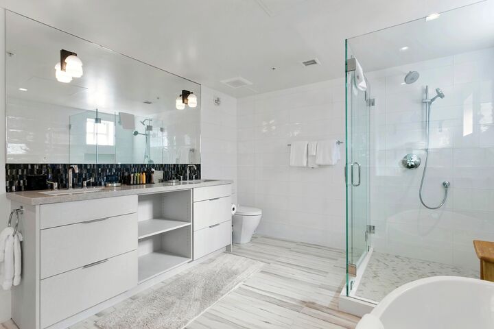 Deluxe Hotel Room Bathroom