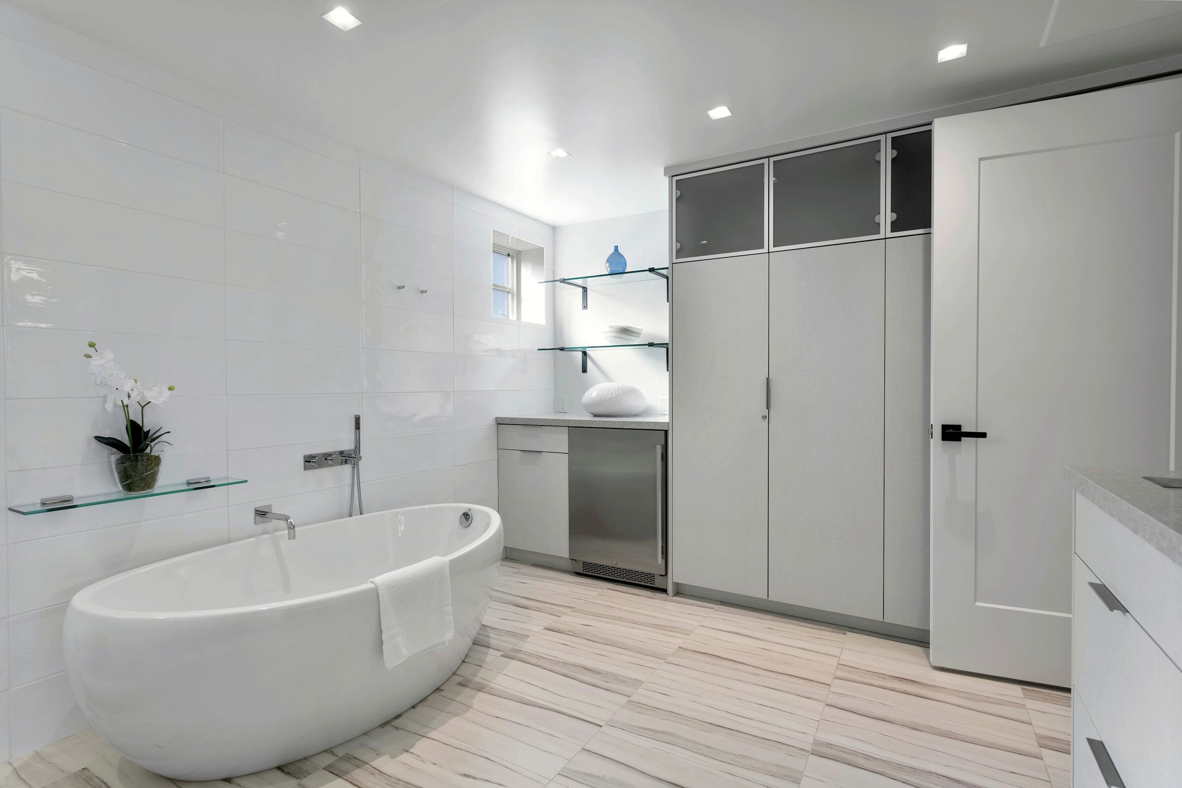 Deluxe Hotel Room Bathroom