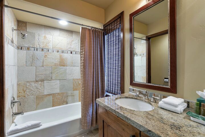 7 Bdrm Spa - Bathroom