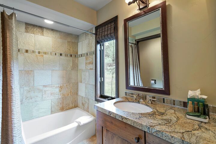 7 Bdrm Spa - Bathroom
