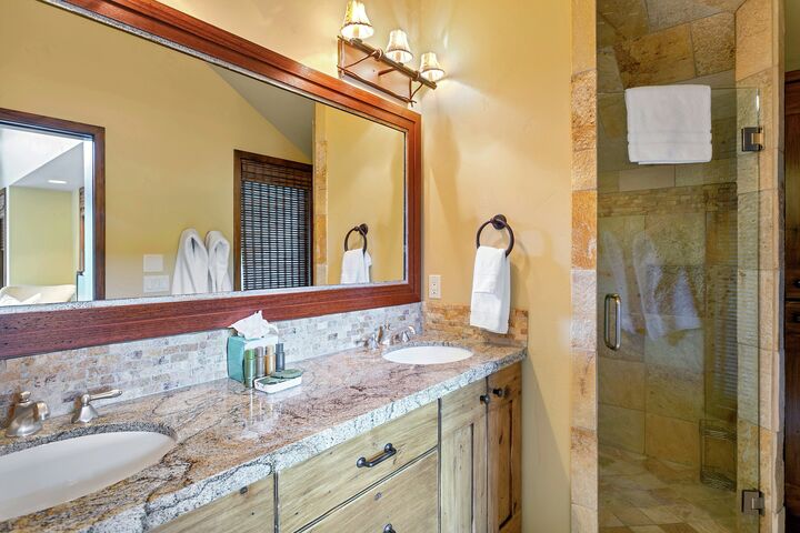 7 Bdrm Spa - Master Ensuite Bathroom