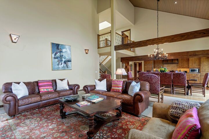 7 Bdrm Spa - Living Area, Dining Area & Kitchen