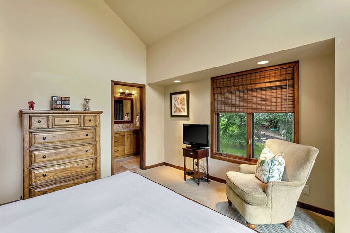 7 Bdrm Spa - Master Bedroom on the Main Floor