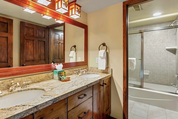 7 Bdrm Spa - Shared Ensuite Bathroom
