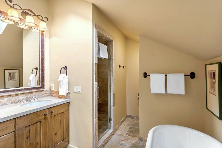 7 Bdrm Spa - Ensuite Bathroom