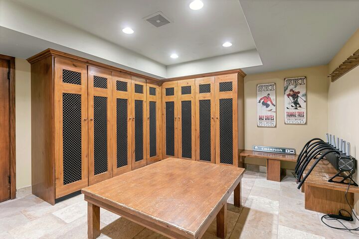 7 Bdrm Spa - Ski Locker Room
