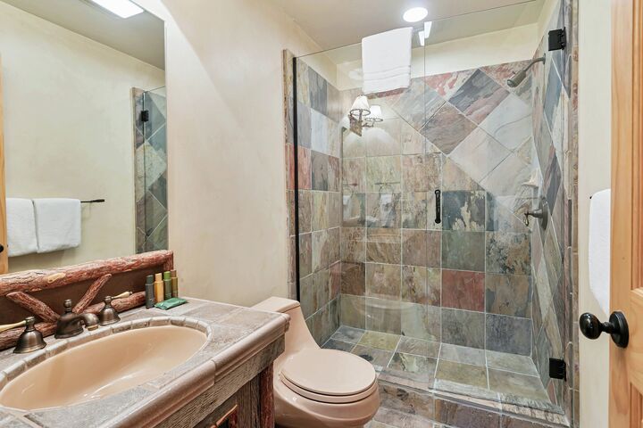 4 Bdrm Spa - Family Room Bathroom