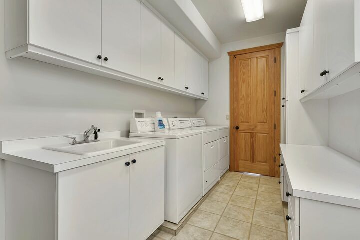 4 Bdrm Spa - Laundry Room