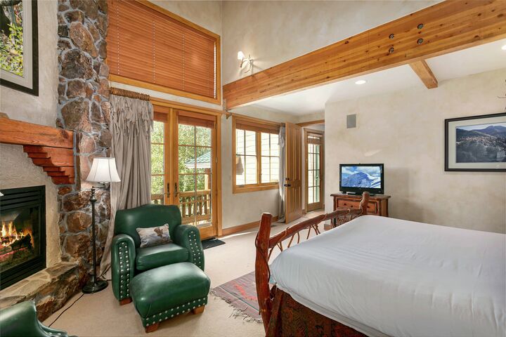 4 Bdrm Spa - Master Bedroom