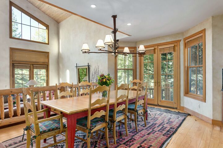 4 Bdrm Spa - Dining Area