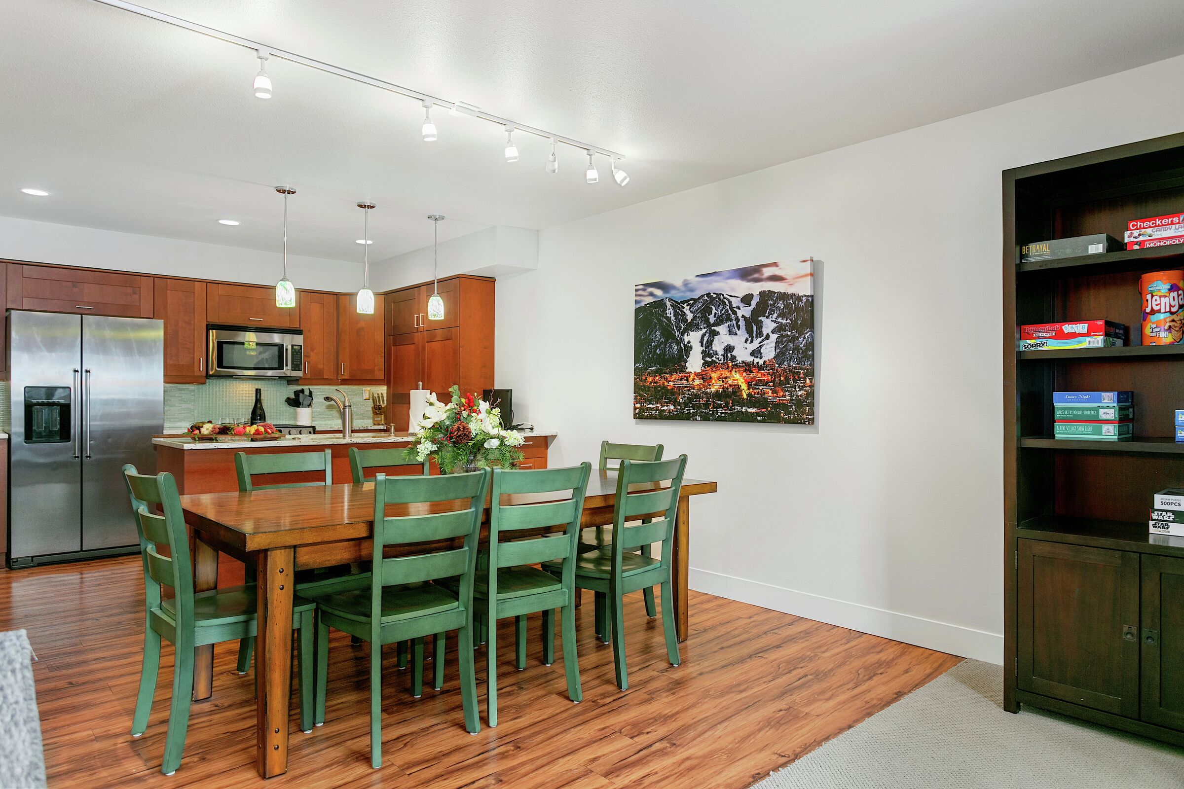 Dining Area & Kitchen