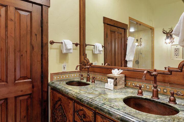 #1617 - Master Ensuite Bathroom